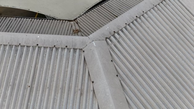 Capping and flashing at the hip junction
