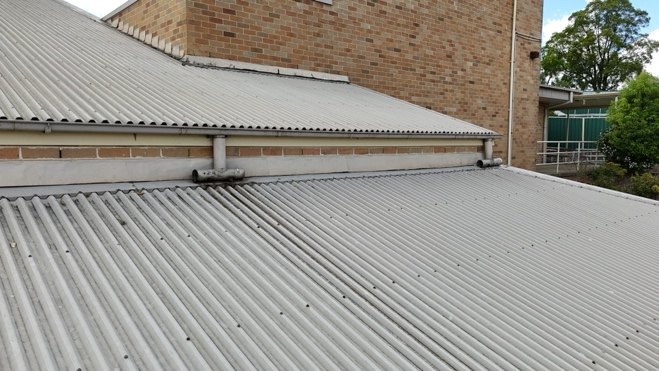 Gutter outlet and downpipe connection