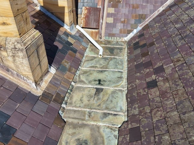 Internal lead box gutter between roof planes